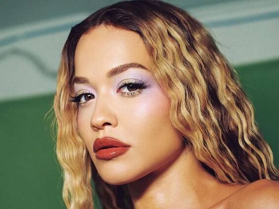 Rita Ora matched her makeup to her cutout bustier dress and we’re obsessed