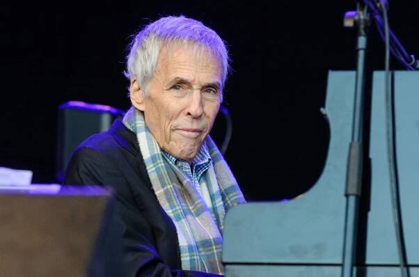 Jeho hudba byla alternativou k rocku. Zemřel Burt Bacharach, dožil se 94 let