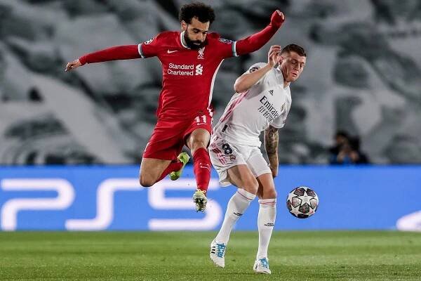 Liverpool chce napodobniť historický obrat, proti Dortmundu sú zranenia