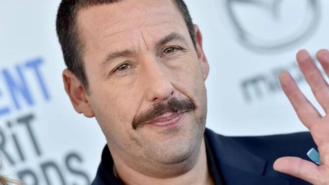 Do Prahy přiletěl hollywoodský herec Adam Sandler. Kde na něj můžete narazit?