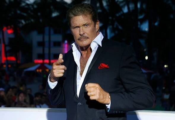David Hasselhoff se na premiéře pochlubil opálenou hrudí, knírem a o 28 let mladší blondýnkou