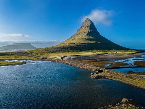 krásný letecký pohled na vysokou horu kirkjufell na islandu, na poloostrově snæfellsnes - kirkjufell - stock snímky, obrázky a fotky