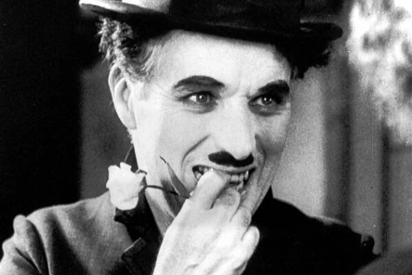 Fotogalerie: Tulák Charlie Chaplin ve filmu Psí život (1918). Na snímku s Ednou Purviance.