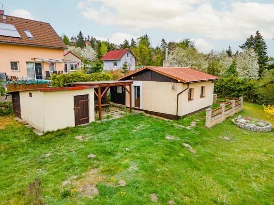 Prodej zděné chaty 2+1 u Nového Strašecí s velkým pozemkem 1300 m2