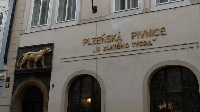 Pivnice U zlatého tygra byla druhým domovem Bohumila Hrabala, hostila i Havla s Clintonem