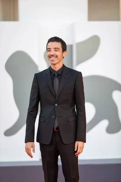 VENICE, ITÁLIE - 02. ZÁŘÍ: Italská zpěvačka Diodato na 77 Mezinárodním filmovém festivalu v Benátkách 2020 Červený koberec Lacci a slavnostní zahájení 02. 9. 2020 v Benátkách, Itálie. — Stock obrázek