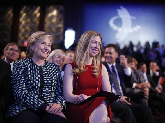 Hillary Clintonová je dvojnásobná babička, její dcera porodila syna