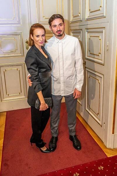 Představitelka filmové Lídy Baarové se prý tajně vdala. Sexy herečka září po boku o deset let mladšího hudebníka