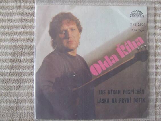 OLDA ŘÍHA - ZAS NĚKAM POSÍCHÁM / LÁSKA NA PRVNÍ DOTEK (KATAPULT)