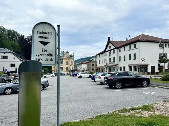 Nové parkovací automaty na dolním náměstí a další změny - Rokytnice nad Jizerou