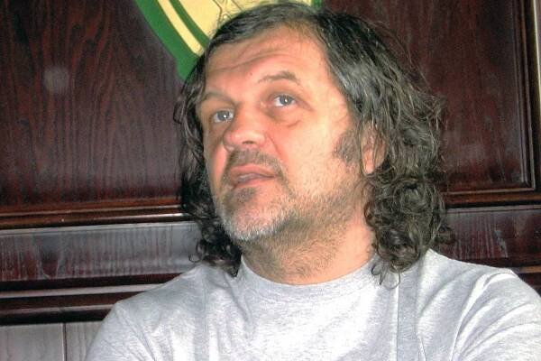 Režisér Emir Kusturica prý krade kameny pro své město