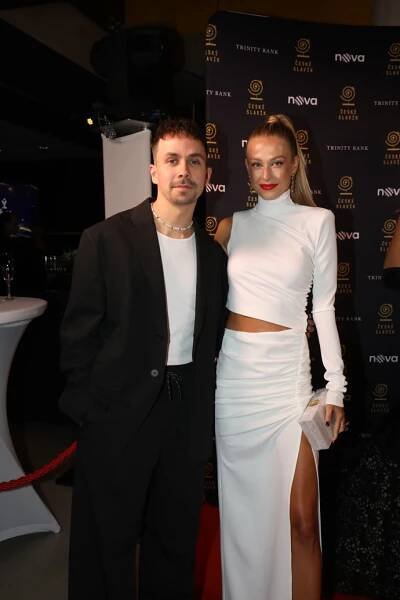 Zpěvák Petr Lexa s partnerkou, modelkou Natálií Kotkovou, která v bílé róbě předvedla bříško.