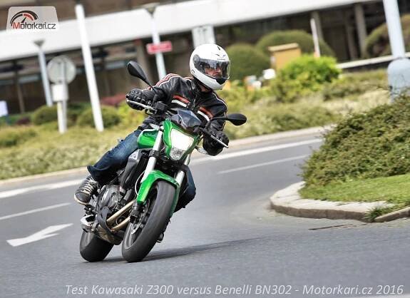 Fotogalerie Kawasaki Z300 versus Benelli BN302 | Motorkáři.cz