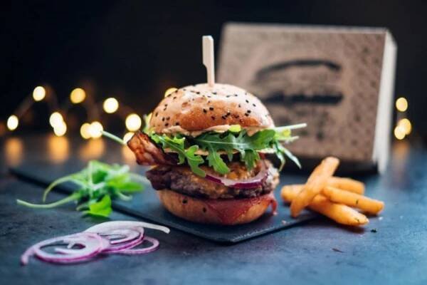 Šťavnaté burgery a neodolatelná pizza dobývají Jihlavu!