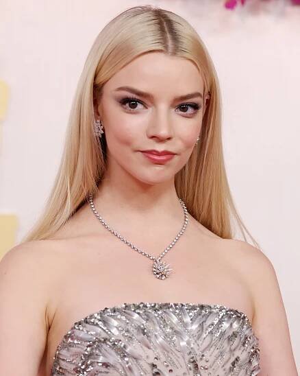 The Best Natural Diamond Jewelry at the 2024 Oscars 12
