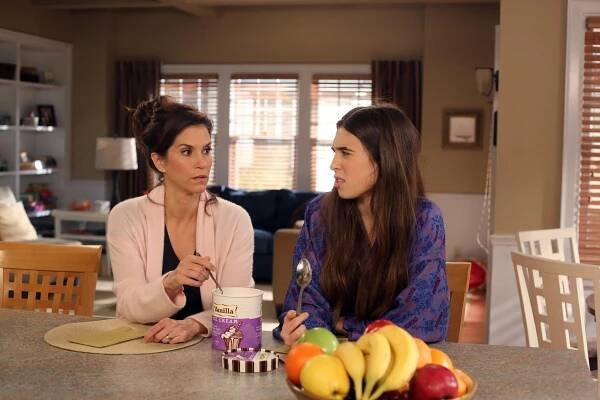 The Neighbors - Space Invaders - Z filmu - Jami Gertz, Clara Mamet