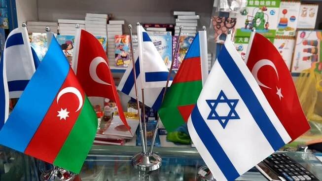 Azerbaijani,_Turkish_and_Israeli_flags_in_Baku_during_the_conflict_in_Karabakh_20