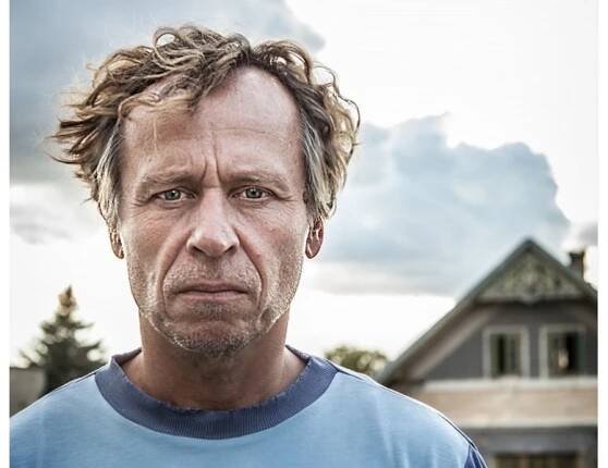 Karel Roden exceluje ve filmu Nikdy nejsme sami