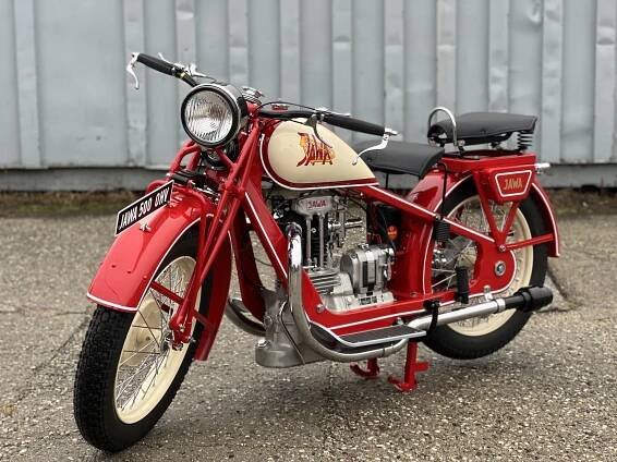 Tatra 603 "šilhavka" nebo první model Jawy. To jsou hlavní hvězdy veteránské aukce