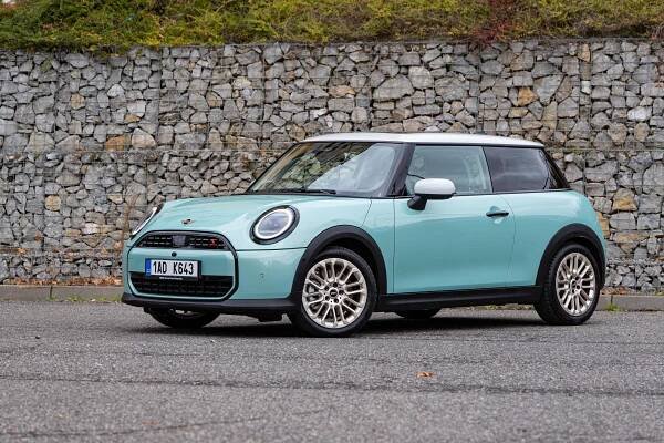 Nové MINI Cooper S je stylovka, která moc hezky jezdí. A může stát překvapivě hodně peněz