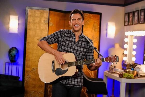 Call Me Kat - Call Me Flatch - Z filmu - Cheyenne Jackson