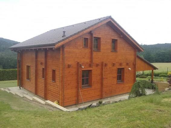 Srubová chata s obytným podkrovím a balkonem – 8 * 8 m | ECOSTAVBY