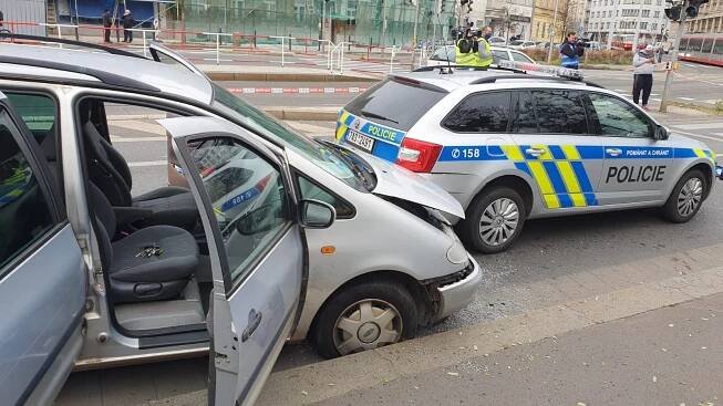 Za volantem pervitin a kokain. Zdrogovaný řidič zřejmě poputuje za mříže