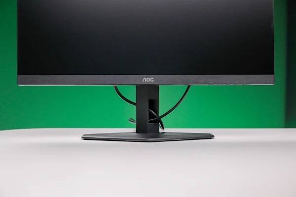 AOC 24G4XE im Test: Der günstigste Gaming-Monitor aller Zeiten? Einen aufgeräumten Schreibtisch ermöglicht die Kabelführung durch den Monitorfuß.