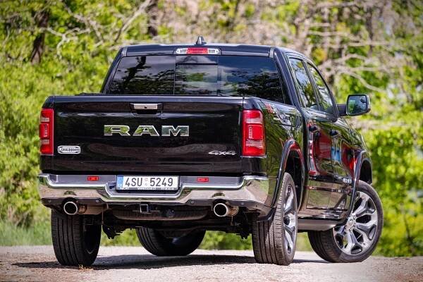 Nezničitelný pracant nesvázaný evropskými normami. RAM 1500 je fascinující stroj s pořádným motorem a překvapivou cenovkou