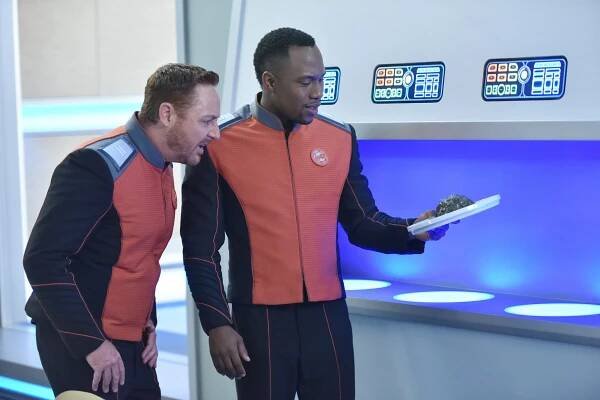 The Orville - Prvotní pudy - Z filmu - Scott Grimes, J. Lee