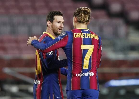 Griezmann by měl opustit Barcelonu, zájem mají kluby z Anglie. Ancelotti vábí hvězdu Premier League