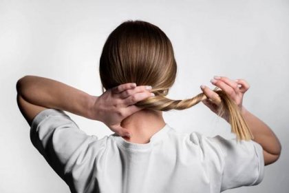 Stříhání vlasů v culíku: Jak si sama ostříhat vlasy v roce 2024