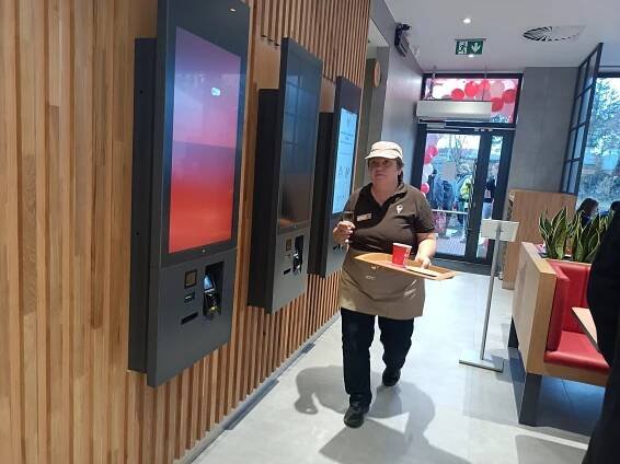 VIDEO: KFC přivítalo v Havlíčkově Brodě první zákazníky, podívejte se