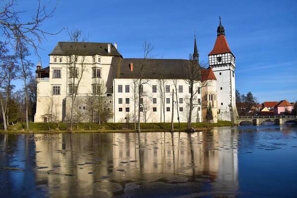 Soubor:Castle blatna exterior.jpg – Wikipedie