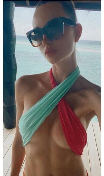 Vnady zakryla jen kusem látky. Manželka Tomáše Berdycha dráždila na sexy fotkách