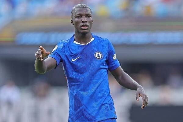 Moises Caicedo in Chelsea uniform.