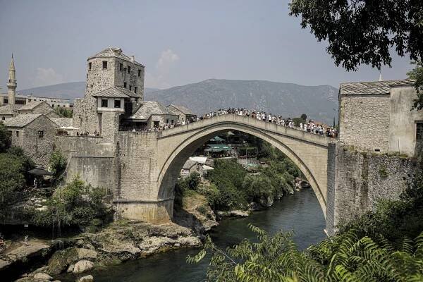 The Old Bridge of Mostar connected the Catholic and Muslim neighbourhoods of the city and was destroyed during the Bosnian War in 1993. Its reconstruction was of great importance to the city.