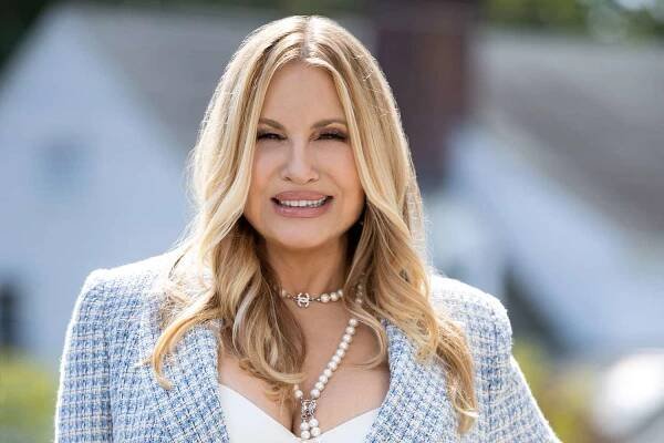 Jennifer Coolidge's spray tan for 'The White Lotus' sent her to the ER