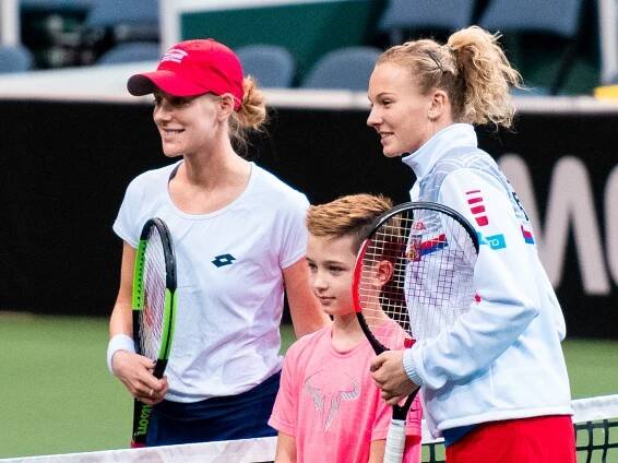 Soubor:Kateřina Siniaková & Alison Riske (49789948723).jpg