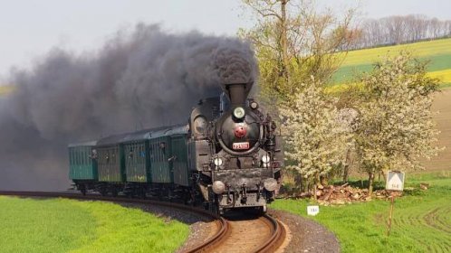 Parní lokomotiva opět pohne prvomájovým vlakem po Švestkové dráze. Bude i muzika