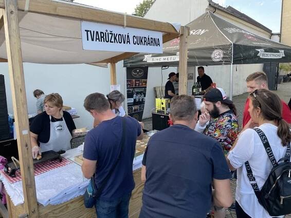 Premiéra Tvargle festu zaplnila náměstí. Pivo, tvarůžky a muzika táhly