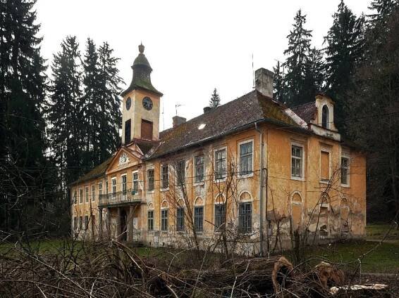 Fotogalerie Křížem krážem po Pacovsku a Pelhřimovsku za venkovskými zámky - 1. Pavlov u Pelhřimova. Zámek s věžičkou a risalitem