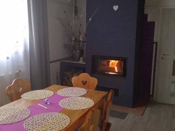 Apartmán levandulový - jídelní stůl u krbu - pronájem Ostrov u Macochy - foto 7