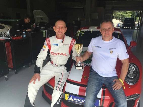 Jaroslav Mikoláš si splnil dětský sen. Zúčastnil se závodů vozů značky Porsche. Oporou mu na cestách byla jeho manželka Irena.