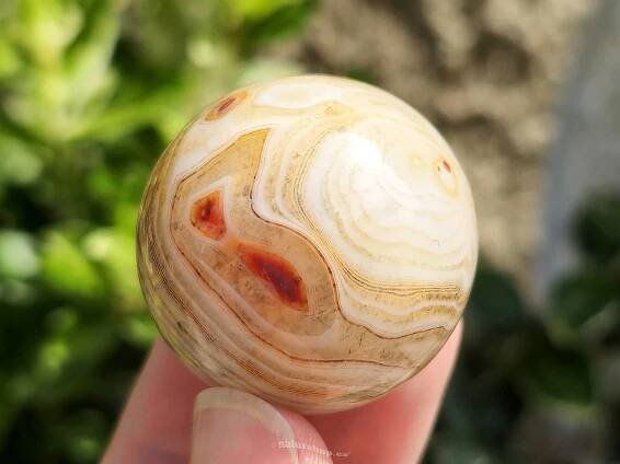 Achát sardonyx mini koule (Ø 35mm) 58g