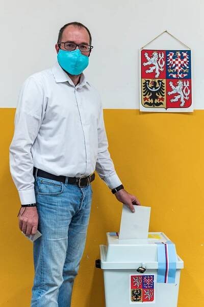 Volby rozhodují o tom, kdo bude šest let senátorem za Trutnovsko