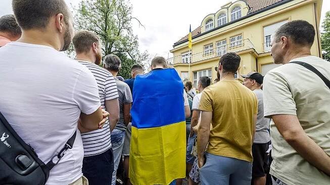 Před ukrajinskou ambasádou v Praze se sešlo několik desítek Ukrajinců, aby...