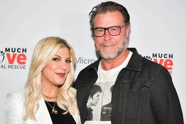 Dean McDermott ad Tori Spelling on a red carpet in 2019