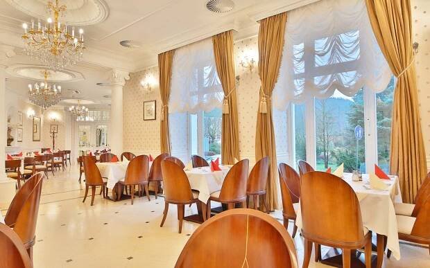 Mariánské Lázně přímo v centru v Hotelu Sun Palace Spa & Wellness **** s krytým bazénem, saunou a polopenzí
