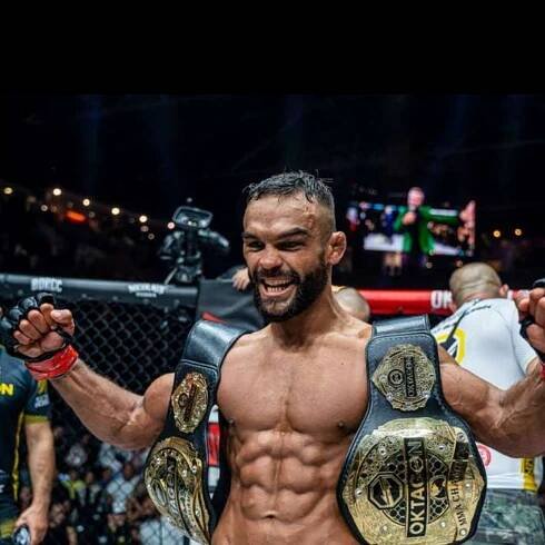 „Já mám méně úspěchů?" Sivák reaguje na Buchingera a ponúka výčet úspechov. - MMA Memes - SK/CZ